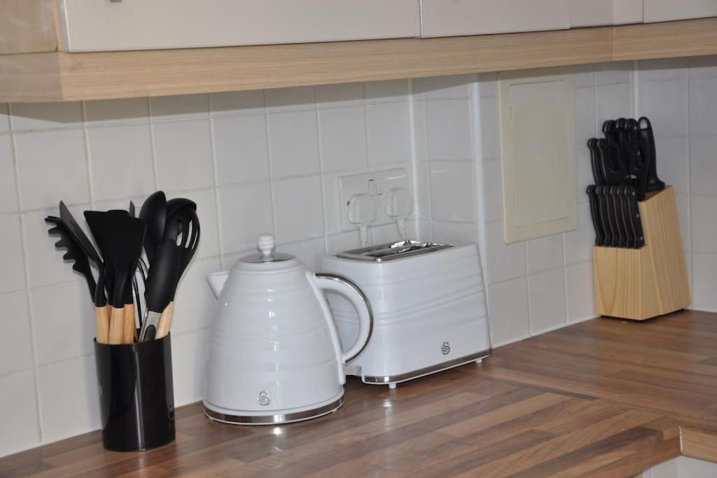 Stunning 2 Bedroom Apt Milton Keynes Exteriör bild